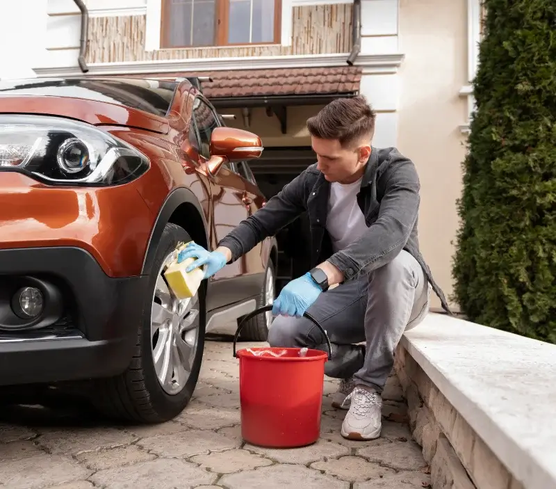 Lavage auto à domicile Couëtron-au-Perche : professionnel intervenant sur un véhicule